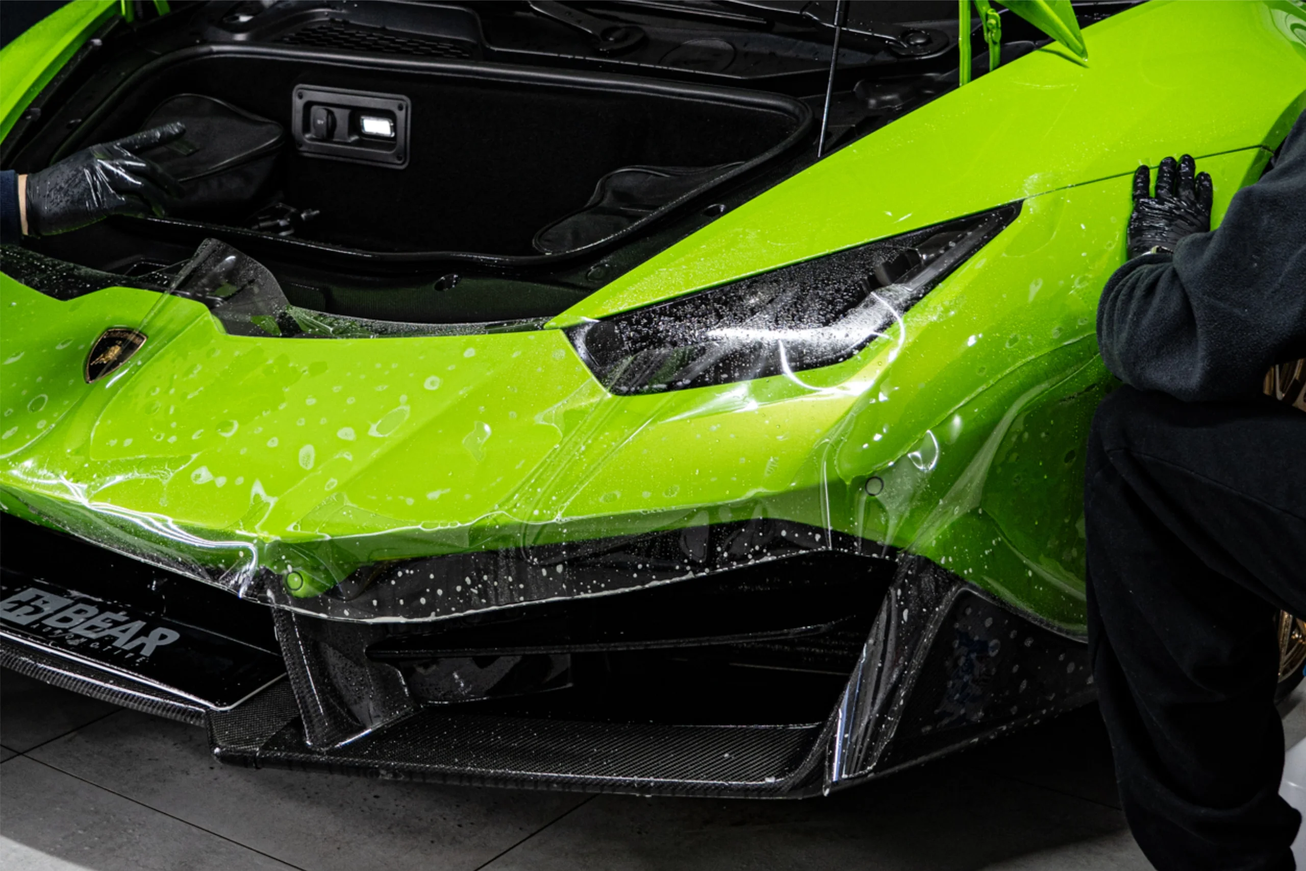lamborghini huracan w trakcie oklejania bezbarwną folią ppf w bear garage Kraków